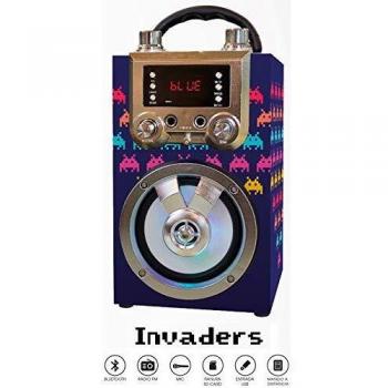 Altavoz portátil con función Bluetooth y Karaoke. Cuenta con Pantalla LED y Luces Disco. Incluye micrófono, Mando a Distancia y Adaptador de Carga USB. Disponible en 4 Divertidos Modelos.