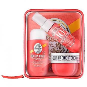 Sol de Janeiro Bom Dia Jet Set - Set de cuidado corporal que incluye una crema hidratante para el cuerpo, un exfoliante suave y un gel de ducha, formulado con ingredientes nutritivos como manteca de cacao y aceite de coco, ideal para