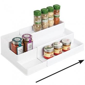 mDesign Especiero extensible para armario de cocina – Estante para especias idóneo como organizador de condimentos, salsas o artículos de pastelería – Anchura adaptable, tres niveles, blanco