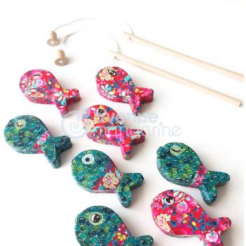 Kit Creativo Avenue Mandarine Decopatch Fishing Game - Caja creativa de pesca con línea que incluye 2 cañas y 8 peces de papel pulpado blanco para decorar, además de hojas, pegamento y pincel Décopatch (