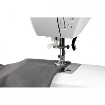 Medion MD 15694 - Máquina de coser digital, consumo de energía de 30 vatios, ojal automático, 100 puntos de sutura, luz de costura LED, amplia gama de accesorios, color blanco