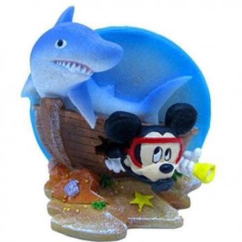 Penn-Plax Disney Mickey Mouse - Adorno para acuario, diseño de Mickey con tiburón