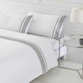 Funda nórdica VIGO de satén 400 hilos en color blanco con solapa gris, incluye funda nórdica y 1 o 2 fundas de almohada según tamaño de cama, y sábana bajera ajustable