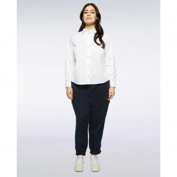 Pantalón cargo de mujer con detalles en los bolsillos
