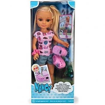 Nancy - Roller Shoes, muñeca Rubia con Zapatillas de Ruedas, como si fueran Patines para Dar un Paseo por la Ciudad, con un Look a la Moda y Accesorios Chic, Juguete niñas 3 años, Famosa