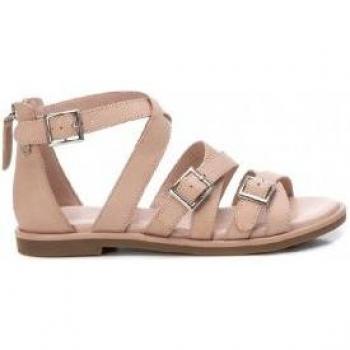 Sandalias planas de mujer de piel color nude con cierre de hebilla