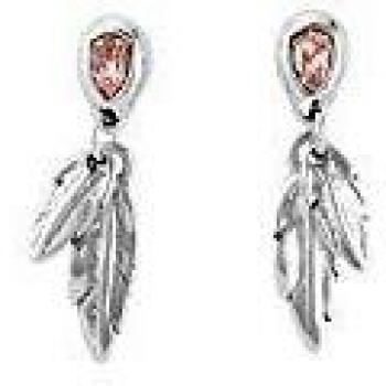 Pendientes semilargos bañados en plata y cierre de tuerca con forma de pluma y cristal de SWAROVSKI® en color rosa nude.