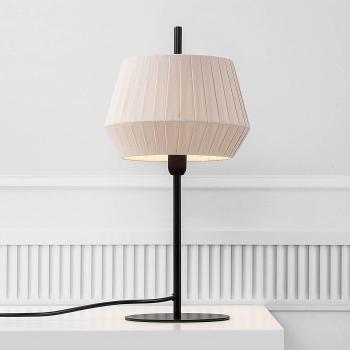 Lámpara de mesa Nordlux Dicte, pantalla atada a mano ámbar y lámpara de mesa negra con pantalla de algodón beige estilo natural