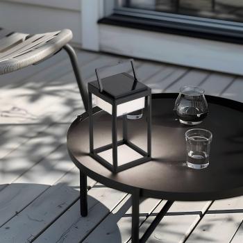 Lámpara de mesa solar LED Tilena, angular, negra y atenuable de Lucande