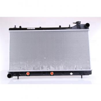 Radiador de refrigeración del motor NISSENS 64186, compatible con diversos modelos de vehículos, fabricado en aluminio y plástico, diseñado para ofrecer un rendimiento óptimo en la disipación del calor del motor, incluye conexiones precisas y es