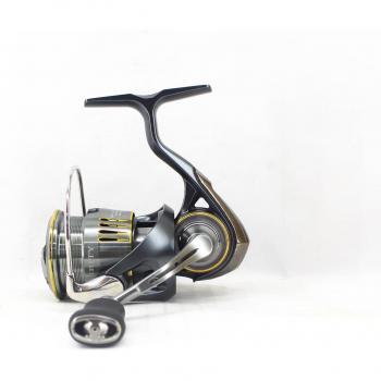 Carrete giratorio Daiwa Airity SF 2500SS 23 ligero y de alta precisión