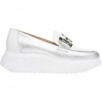 Mocasines de piel con hebilla para mujer en color plata Metalizado by Wonders