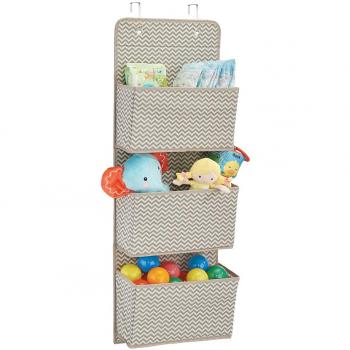 mDesign Estanteria colgante para organizar armarios - Percha para colgar ropa de bebe, peluches y toallas - Organizador de ropa para colgar - 3 bolsillos para mantas, pañales, toallas - topo/natural