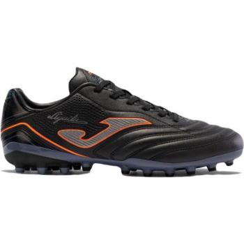 Botas de fútbol Joma Águila 2401 para hombre en color negro con detalles en azul, diseñadas para césped artificial