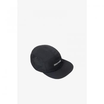 Gorra de trail Nnormal Race negro intenso, ligera, transpirable, ajustable, diseño ergonómico y con protección UV