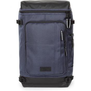 Mochila Eastpak Tecum Top Business 23L con funda integrada en color azul marino y negro