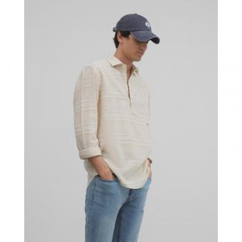 Camisa polera de hombre slim de rayas irregulares en color beige
