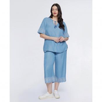 Pantalón de vestir cropped con bordado en el bajo