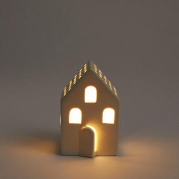 Casa brillante decorativa con luces de Navidad para iluminar tu hogar