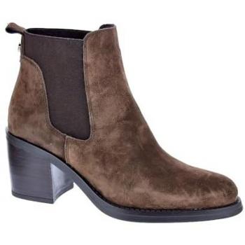Botines de mujer Alpe modelo 24041133 en piel baby silk gris con suela antideslizante