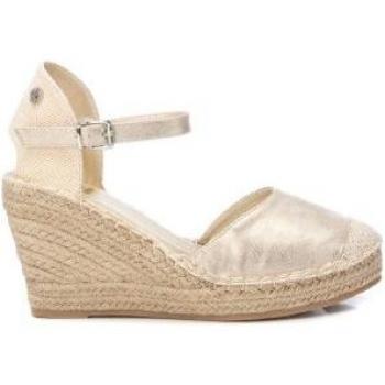 Sandalias de mujer Xti 142382 en color camel con hebilla