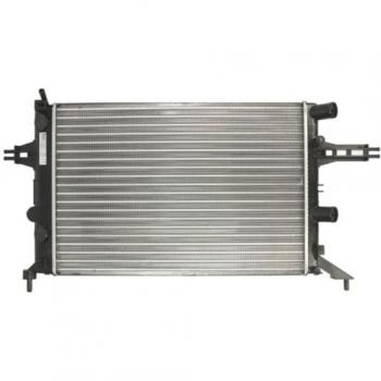 Radiador de refrigeración del motor NISSENS 63016, compatible con múltiples vehículos, fabricado en aluminio para una mejor conductividad térmica, diseño optimizado para un flujo de aire eficiente, incluye conectores y accesorios necesarios para la i