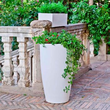 Macetero Alto y Redondo BAMBÚ de Newgarden, muy resistente para exterior e interior, estilo moderno, disponible en varios colores y tamaños, hecho de polietileno en España