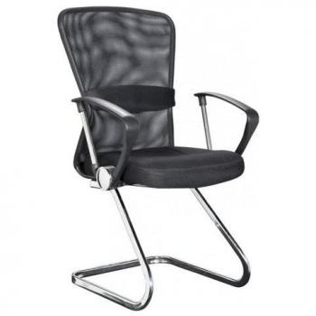 Silla de oficina Kingston con reposabrazos y tejido de malla negra