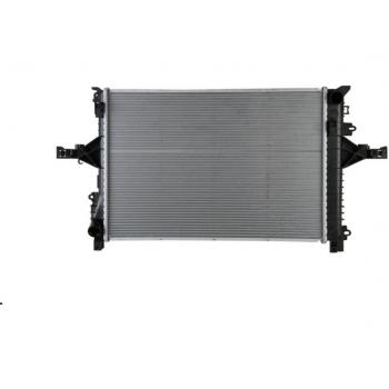 Radiador NISSENS 65557A para refrigeración del motor, compatible con múltiples modelos de vehículos, fabricado en aluminio y plástico, con alta eficiencia térmica, diseño optimizado para un flujo de aire mejorado, fácil instalación y dur
