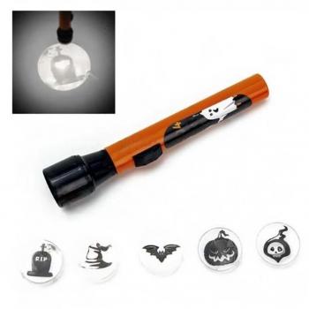 Linterna Proyector de Imágenes Halloween con Temática Espeluznante, Función de Proyección Giratoria, Incluye 12 Diapositivas Intercambiables, Luz LED Brillante y Eficiente Energéticamente,