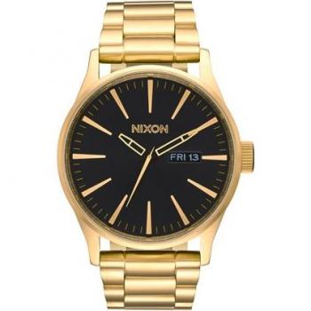 Reloj Hombre Nixon A356-510 Negro Oro con caja de acero inoxidable, correa de silicona negra, resistencia al agua hasta 100 metros, esfera negra con detalles en oro y movimiento de cuarzo