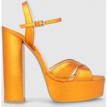 Sandalias con plataformas de mujer en piel metalizada de color naranja
