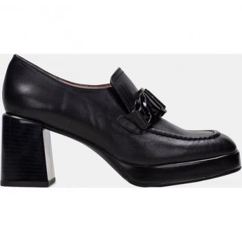 Hispanitas Mocasines Tokio Negro para Mujer en Piel con Adorno Metálico y Tacón Bloque de 7cm Modelo 233022
