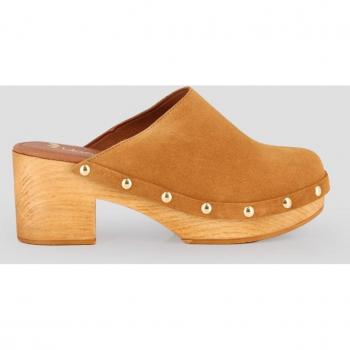 Zuecos de mujer color camel con puntera redonda y detalle de tachas