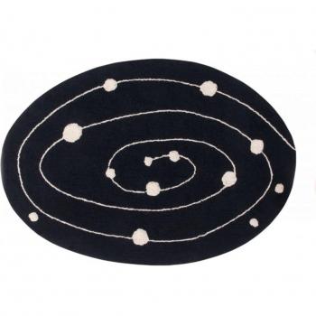 Alfombra lavable de algodón Milky Way con diseño de galaxia en color negro y puntos blancos, dimensiones 140x200 cm