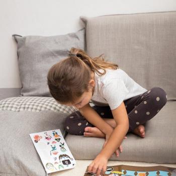 Apli Juego de Pegatinas de Papel Granja - 2 Escenarios con 45x20cm y 42 Gomets Removibles - Formato Reducido con Cajita Asa - Ideal para Niños a partir de 3 años - Colorido y Divertido