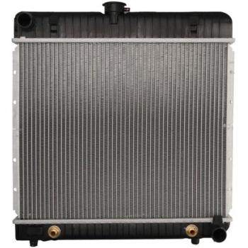 Radiador de refrigeración del motor Nissens 62740, diseñado para optimizar la temperatura del motor, fabricado con materiales de alta calidad, compatible con múltiples modelos de vehículos, incluye conexiones precisas y es resistente a la corrosión