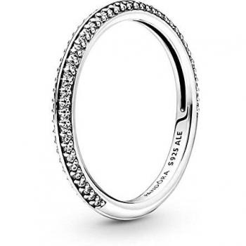 Anillo de plata de ley con circonita cúbica transparente.