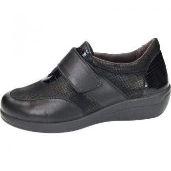 Mocasín de piel para señora marca Doctor Cutillas en color negro