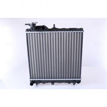 Radiador Nissens 67500A para refrigeración del motor, compatible con múltiples modelos de vehículos, fabricado con materiales de alta calidad para una óptima transferencia de calor, diseño eficiente que mejora el rendimiento del sistema de refrigerac