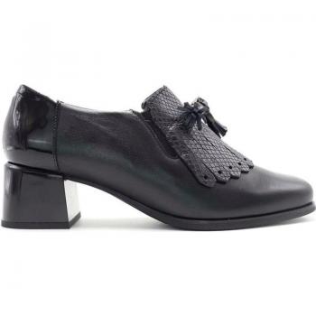 Zapatos de mujer PITILLOS 5413 negro de piel con tacón de cuña de 4 cm y flecos