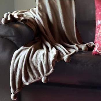 DHestia - Manta Sofá de Invierno de Tejido Polar con Bolas Decorativas. 160x130 cm. Pom Pom