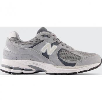 Zapatilla New Balance 2002 R gris unisex con diseño moderno, plantilla acolchada para mayor comodidad, suela de goma antideslizante, parte superior de malla y sintético para transpirabilidad y soporte