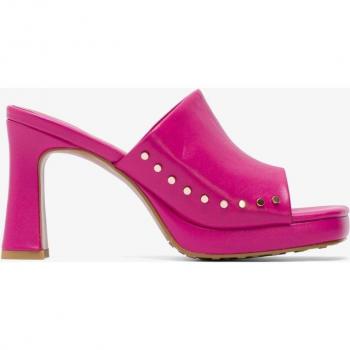 Zuecos tachas napa fucsia de Cuplé