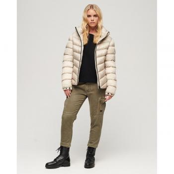 Superdry - Chaqueta acolchada de mujer con capucha Fuji en color beige cálido