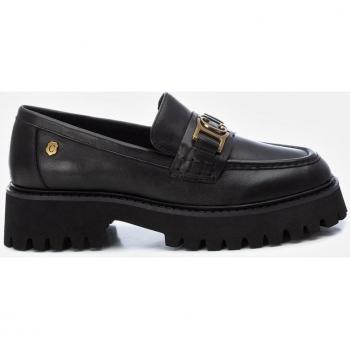 Mocasines Carmela 160879 de Piel para Mujer con Detalle de Antifaz y Adorno Metálico en Color Negro con Plataforma