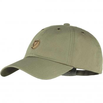 Fjällräven Gorra Helags Verde con protección solar, fabricada en material resistente al agua, diseño ajustable, ventilación en la parte trasera y logo de Fjällräven bordado