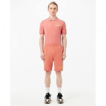 Pantalón corto jogger naranja con estampado y efecto lavado de la marca Lacoste