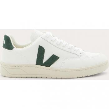 Zapatilla Veja V-12 de piel en color blanco extra con detalles en verde Cyprus