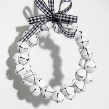 Anillo de blanco campanas de la cinta para decoración en diseño a cuadros